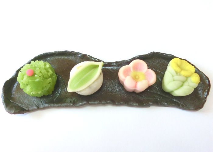 練りきり とは 関東と関西で材料が違う 歴史や製法をご紹介