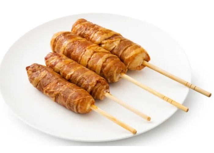 甘辛だれの豚バラ肉でごはんを巻いた「肉巻きおにぎり棒」